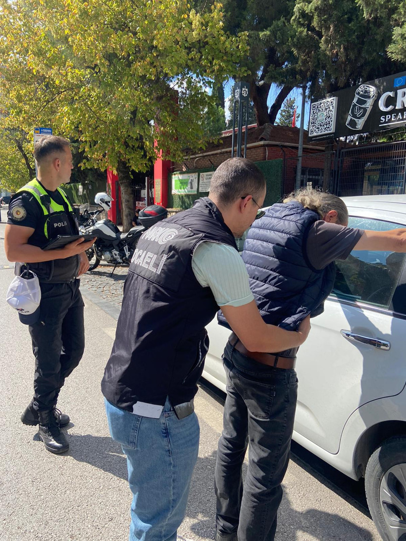 Polis ekipleri okulların önünde öğrenciler için görevde - Resim : 3