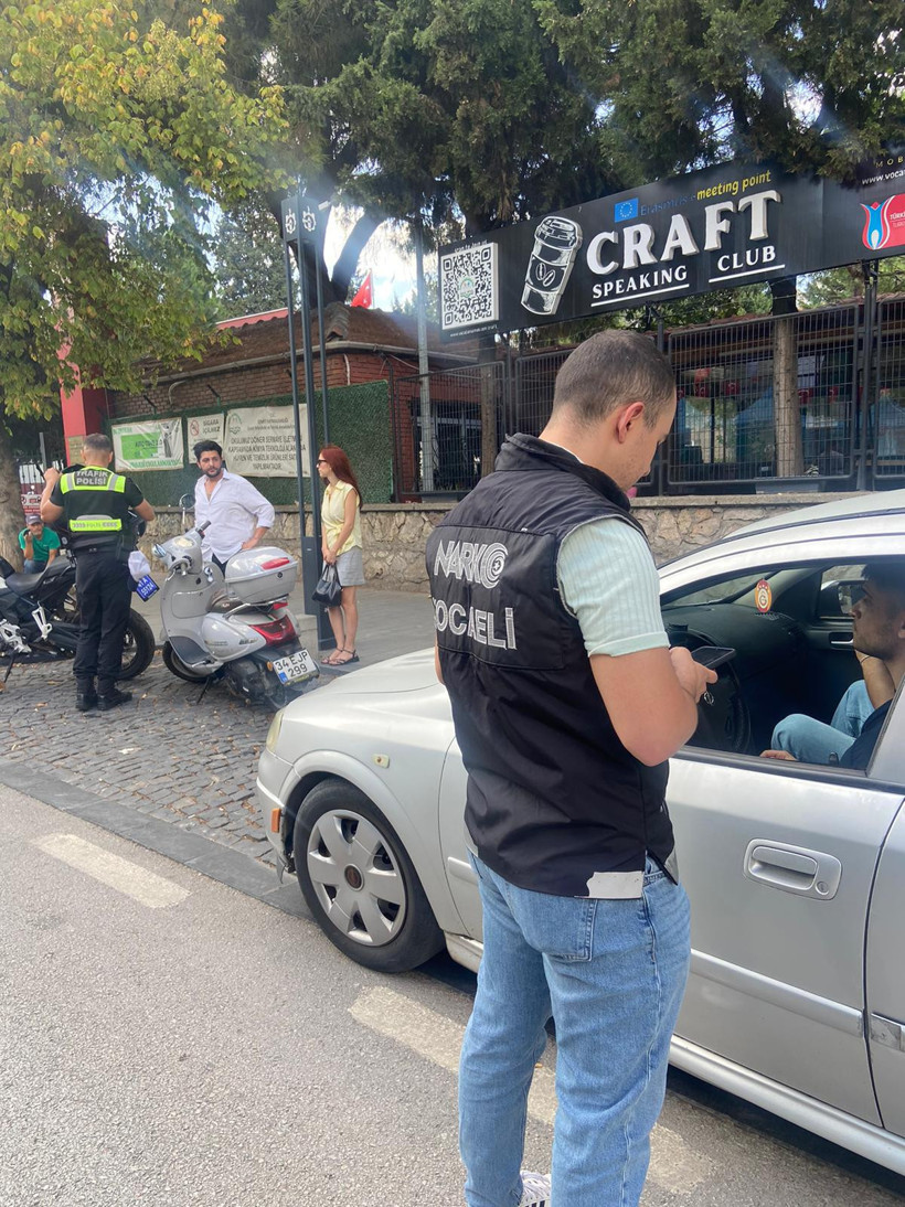 Polis ekipleri okulların önünde öğrenciler için görevde - Resim : 2