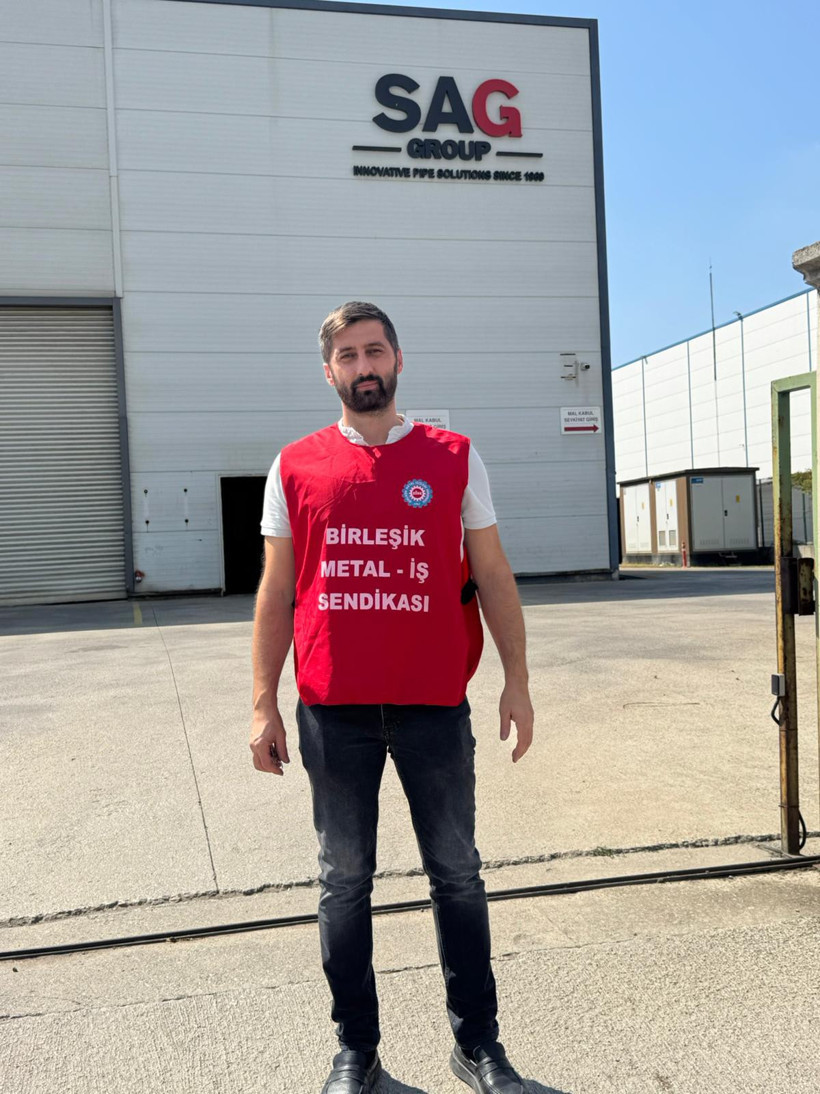 Yıllar sonra geri alınan fabrikanın işyeri temsilcisi SAG Hidrolik önünde! - Resim : 1