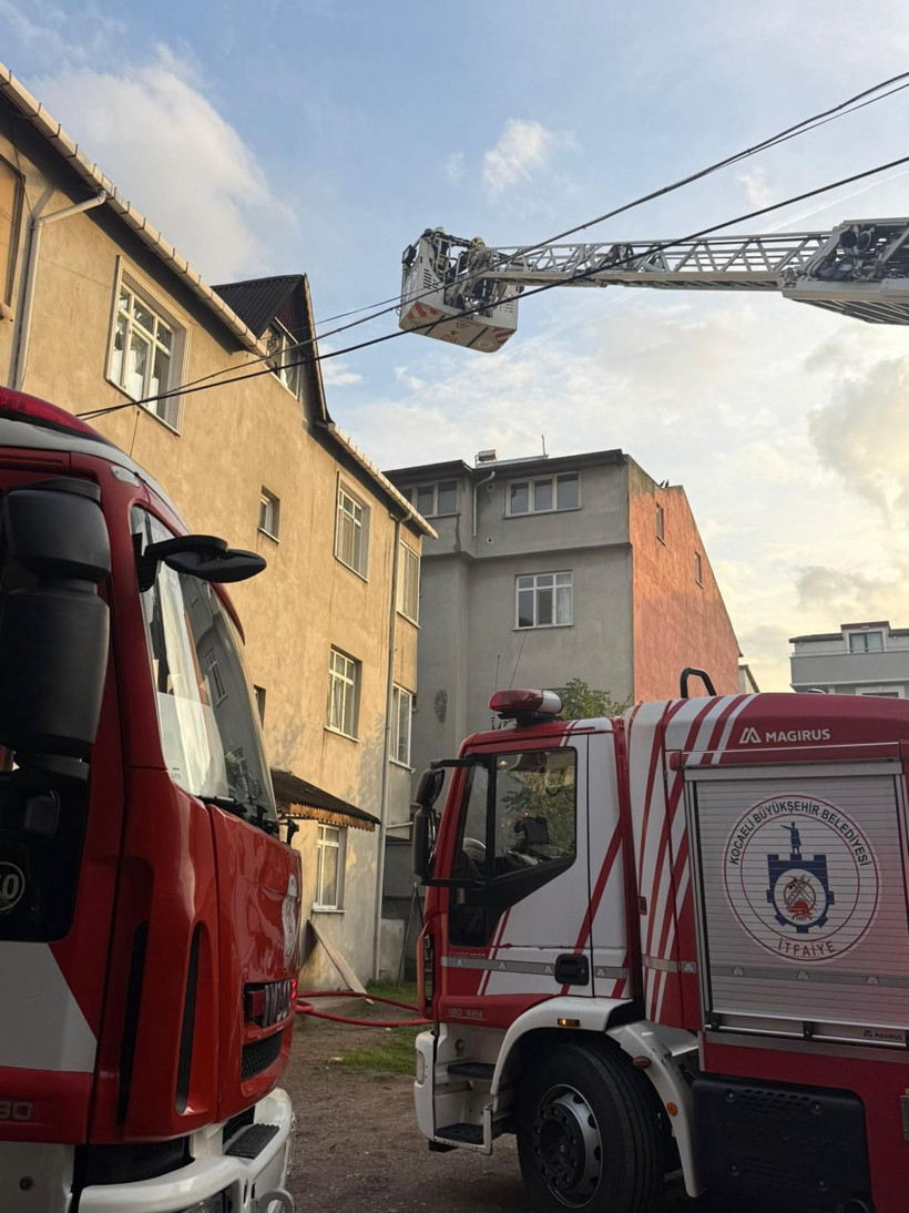 Çatıda çıkan yangın korkuttu! Mahalle dumanla kaplandı! - Resim : 1