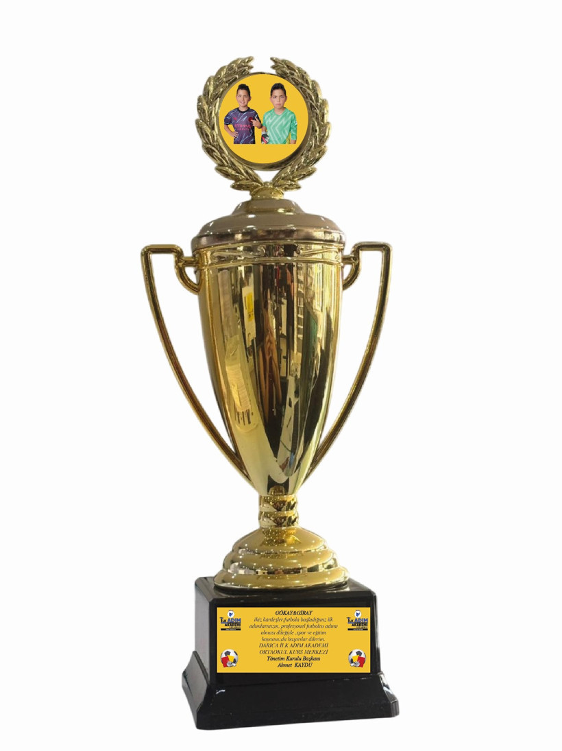 Sahada beğendiği futbolculara özel kupa yaptırdı - Resim : 2