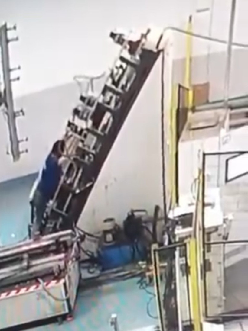 Feci iş kazası: Arızalı makine, işçinin sırtına saplandı - Resim : 2