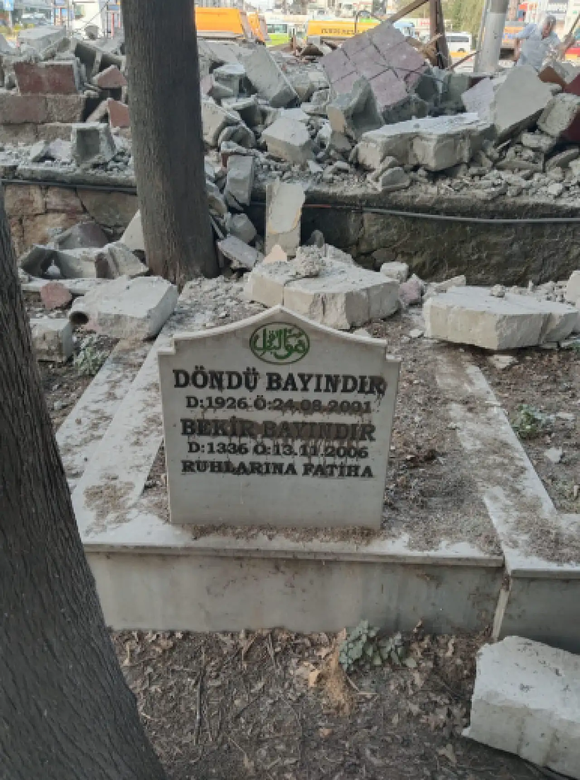 Tarihi mezarlığa büyük saygısızlık! Vatandaşlardan dikkatsizliğe tepki! - Resim : 1