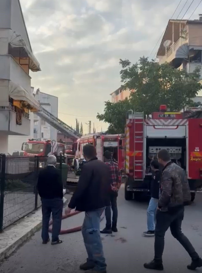 Çatıda çıkan yangın korkuttu! Mahalle dumanla kaplandı! - Resim : 3