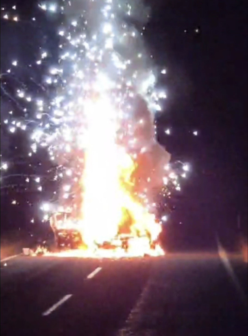 Alev alan otomobil bomba gibi patladı! - Resim : 1