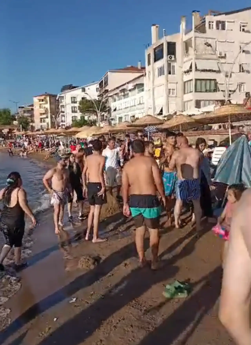 Plajda tansiyon yükseldi... Birbirlerine saldırdılar! - Resim : 2