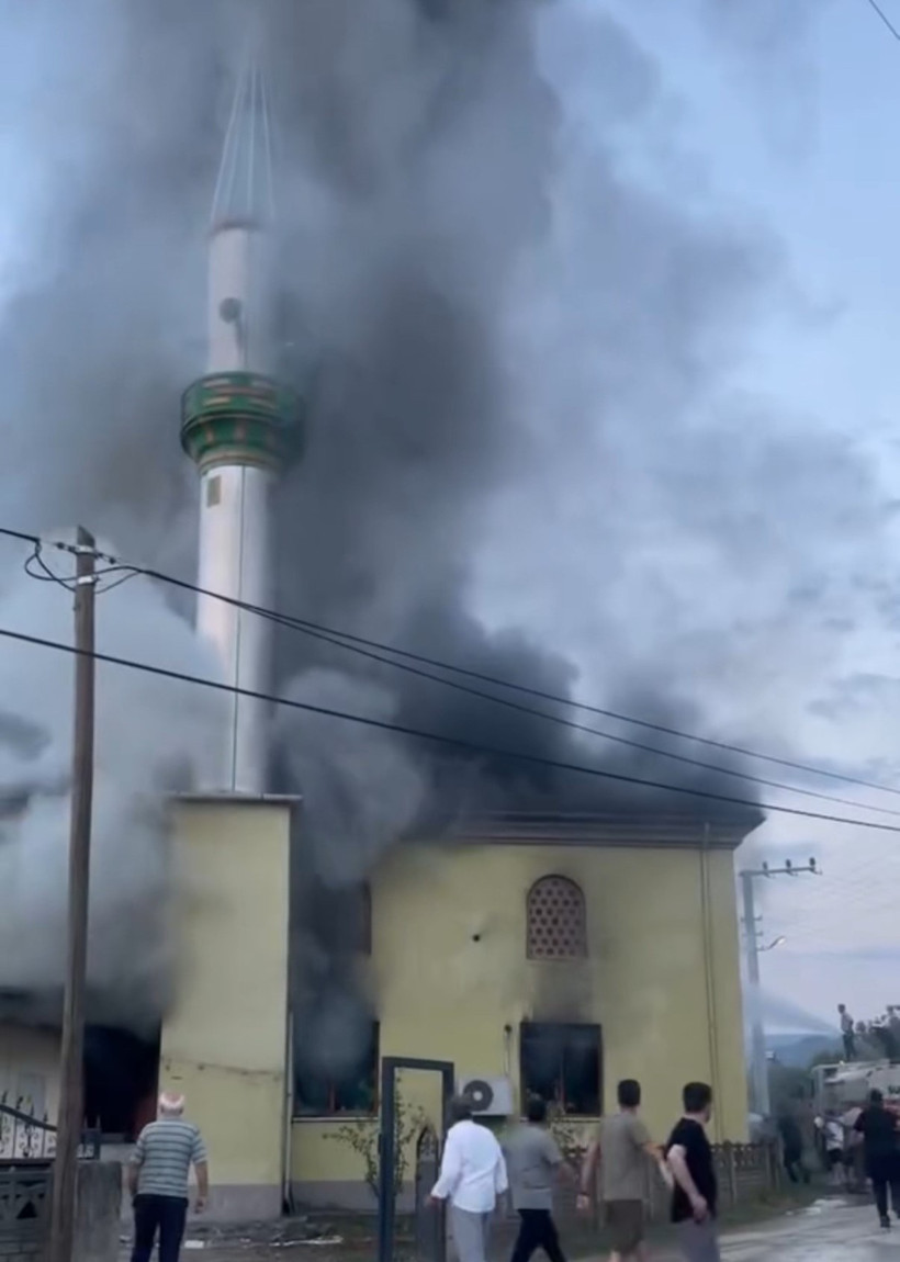 Akşam namazı öncesi cami alev alev yandı! - Resim : 3