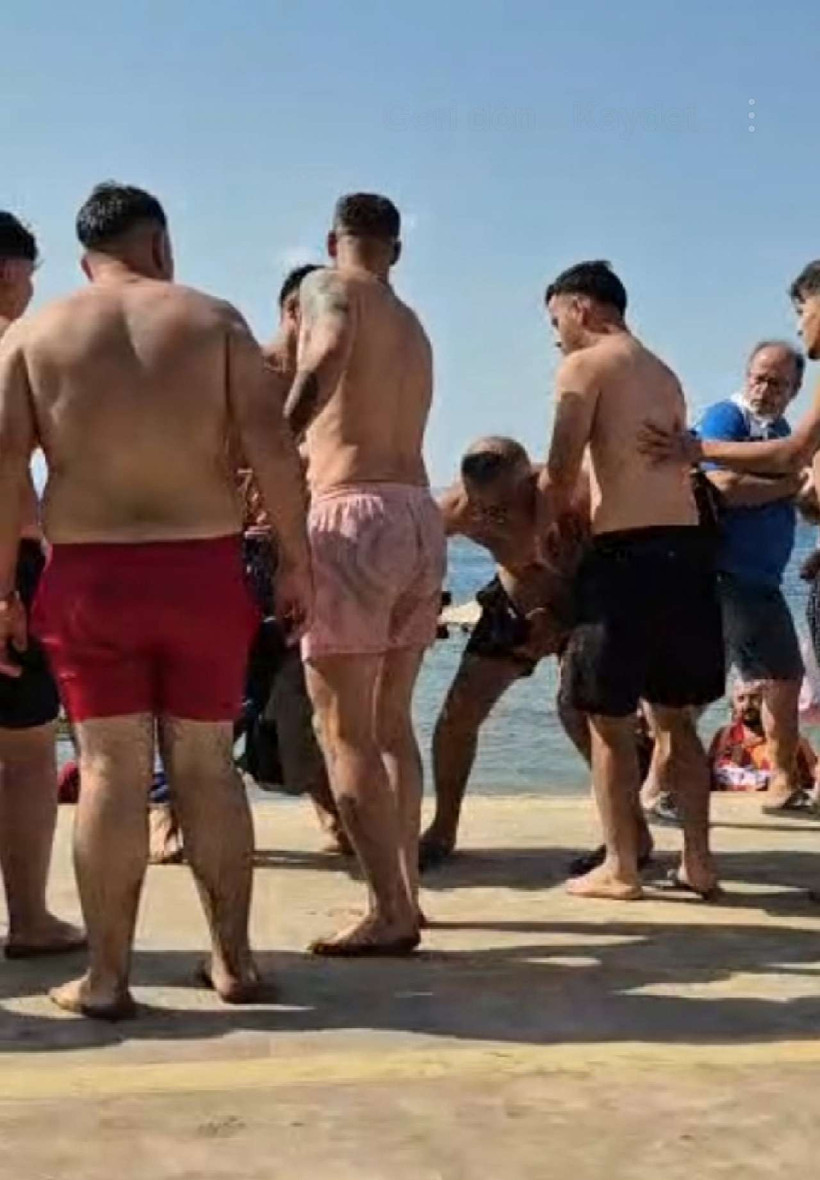 Sahil karıştı! Denize girenlerin gizlice fotoğraflarını çekti... - Resim : 1
