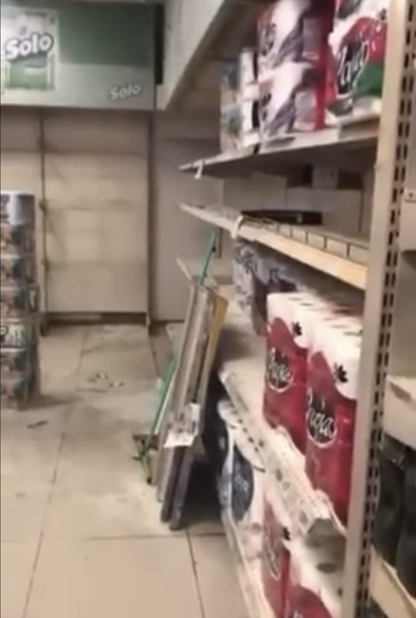 Müşteri gibi girdiği marketi kundaklayan çocuk kameraya yakalandı! - Resim : 4