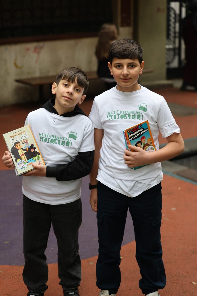 Kitap sevgisi sokağa taşındı; Cumhuriyet Bulvarı’nda kitap sürprizi - Resim: 5