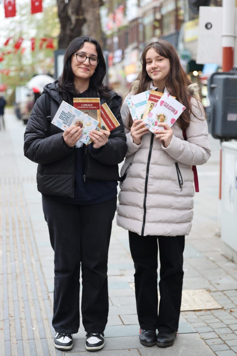 Kitap sevgisi sokağa taşındı; Cumhuriyet Bulvarı’nda kitap sürprizi - Resim: 7