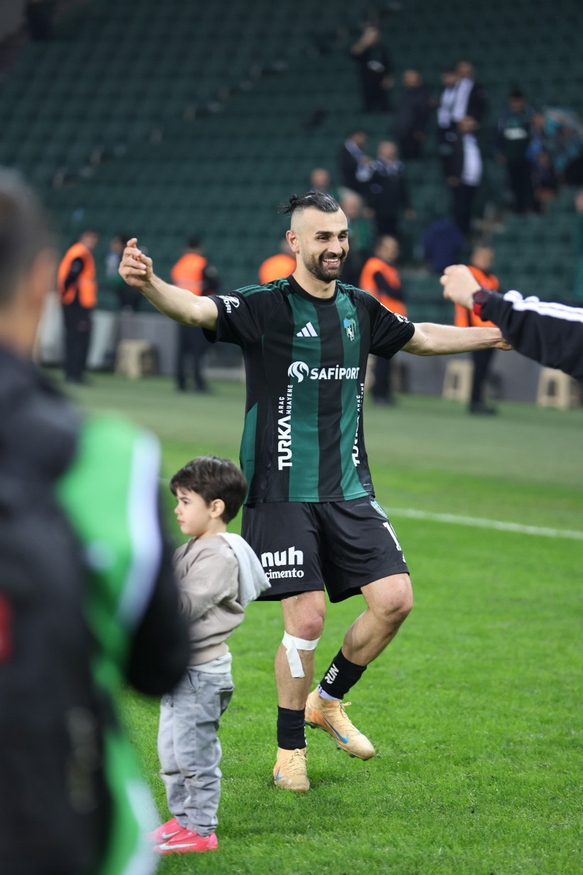 Serdar Dursun galibiyeti göbek atarak kutladı - Resim : 3