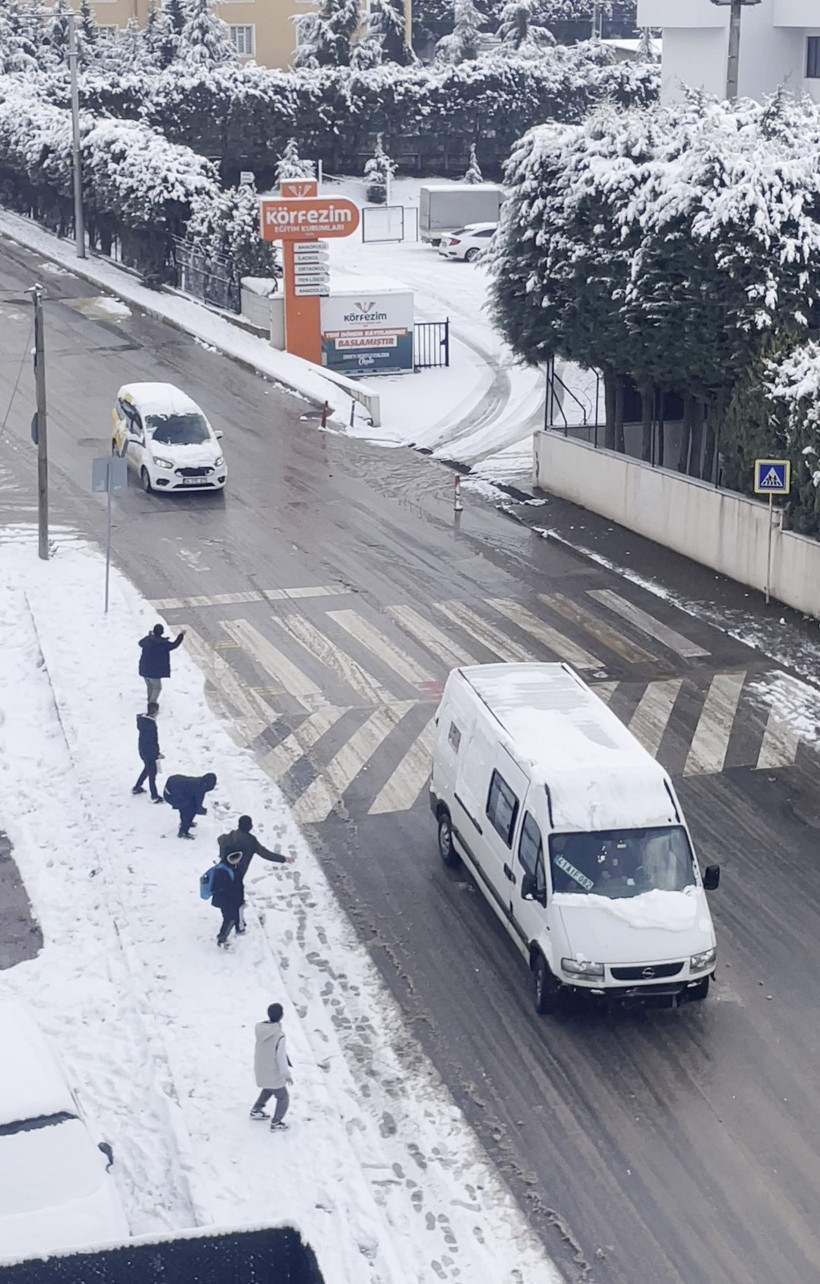 Çocuklar araçlara kar topu attı, yetişkinler böyle karşılık verdi - Resim : 1