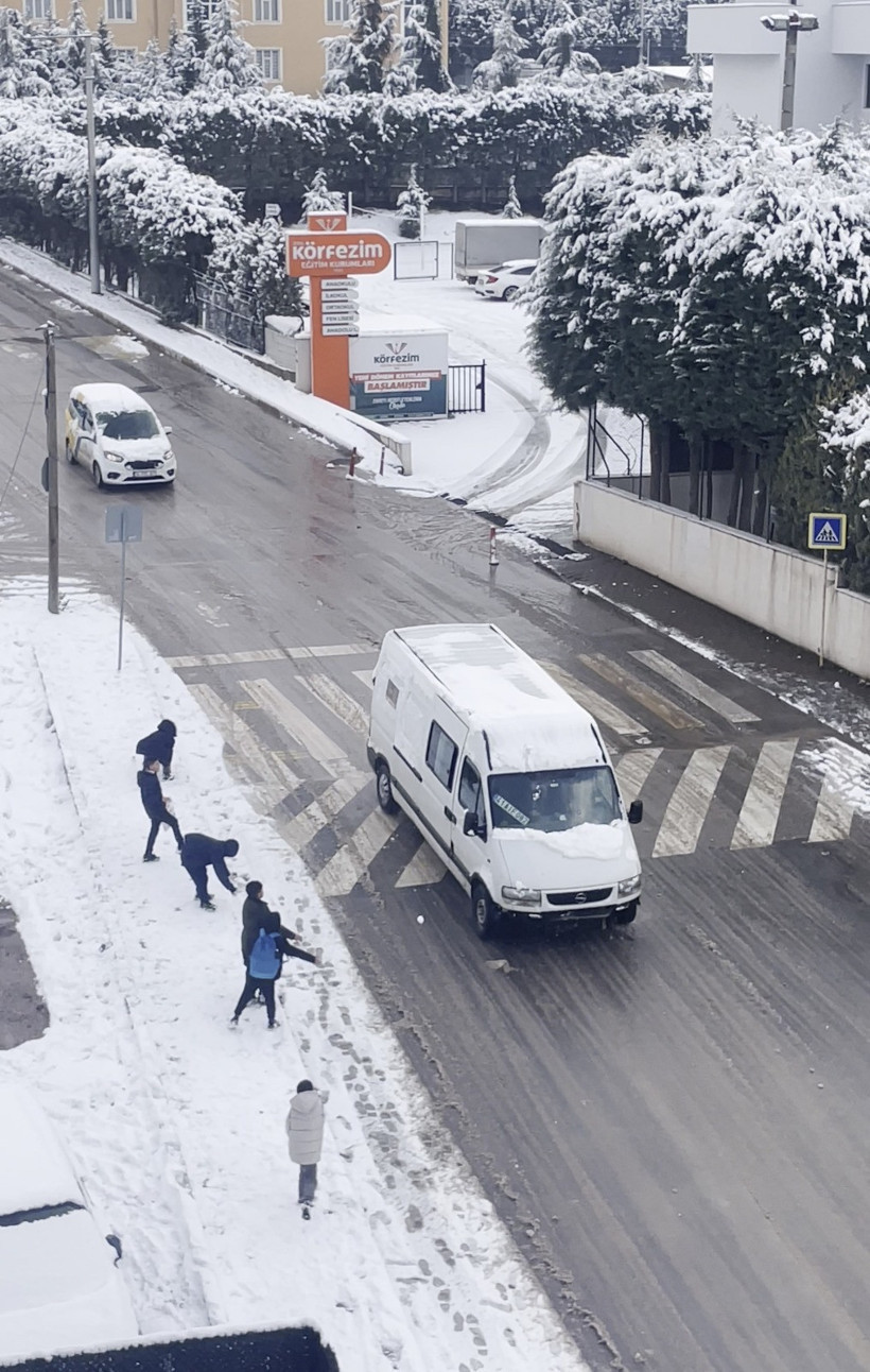 Çocuklar araçlara kar topu attı, yetişkinler böyle karşılık verdi - Resim : 2