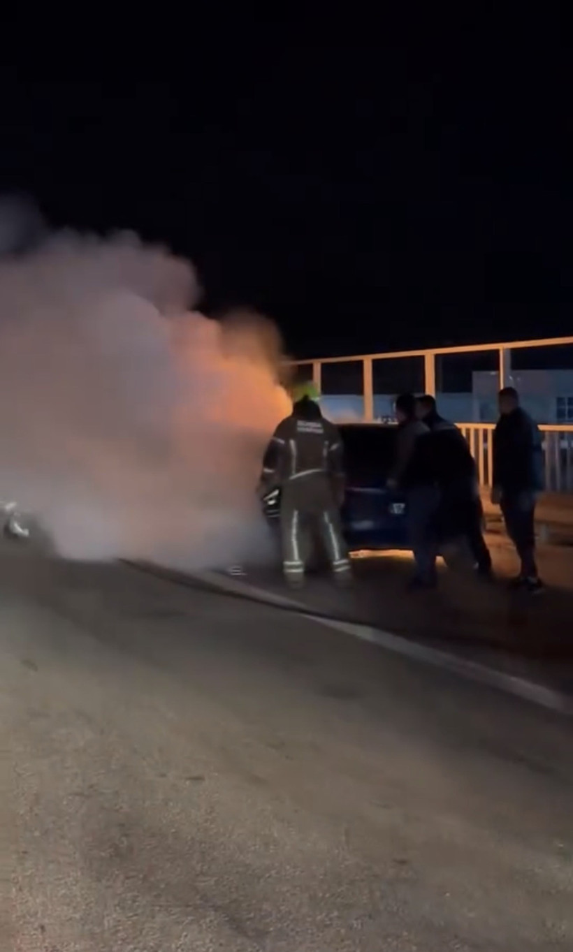 Seyir halindeki otomobil alev topuna döndü! - Resim : 1