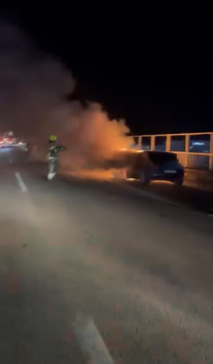 Seyir halindeki otomobil alev topuna döndü! - Resim : 4