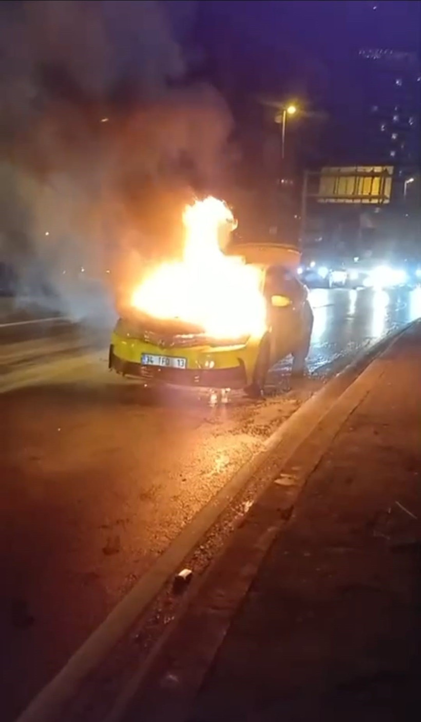 Seyir halindeki ticari taksi alev alev yandı! - Resim : 4