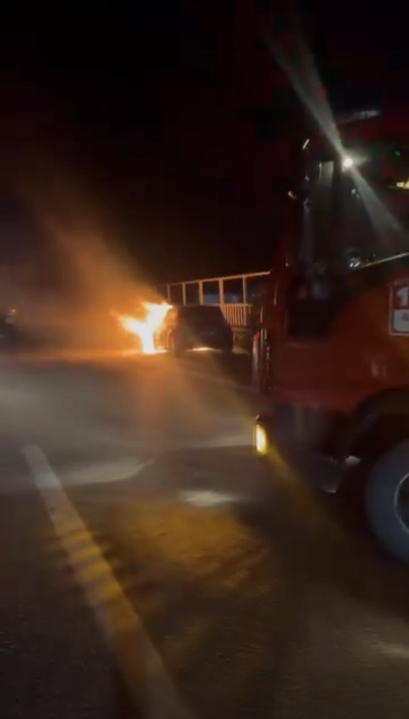 Seyir halindeki otomobil alev topuna döndü! - Resim : 3