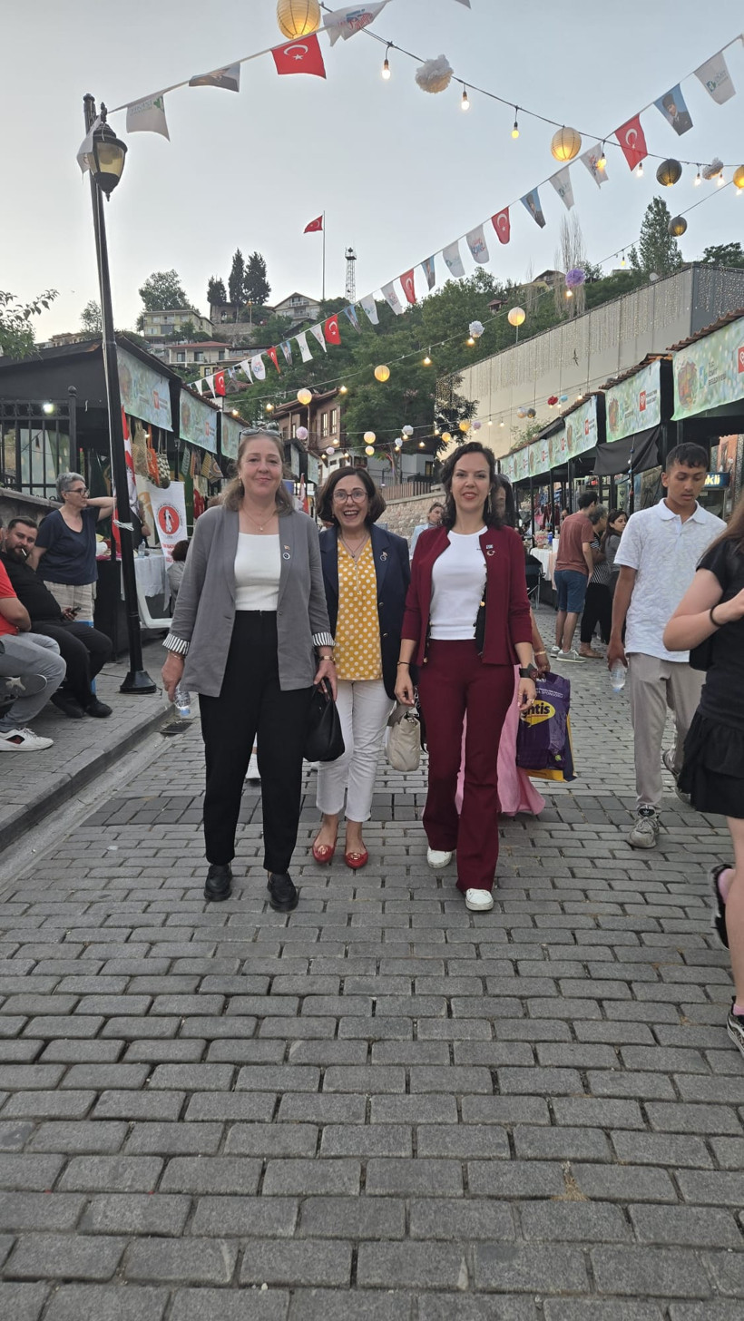 &Ouml;zge G&uuml;ler: Siyaset makam odalarında değil, milletin arasında yapılır! - Resim : 3