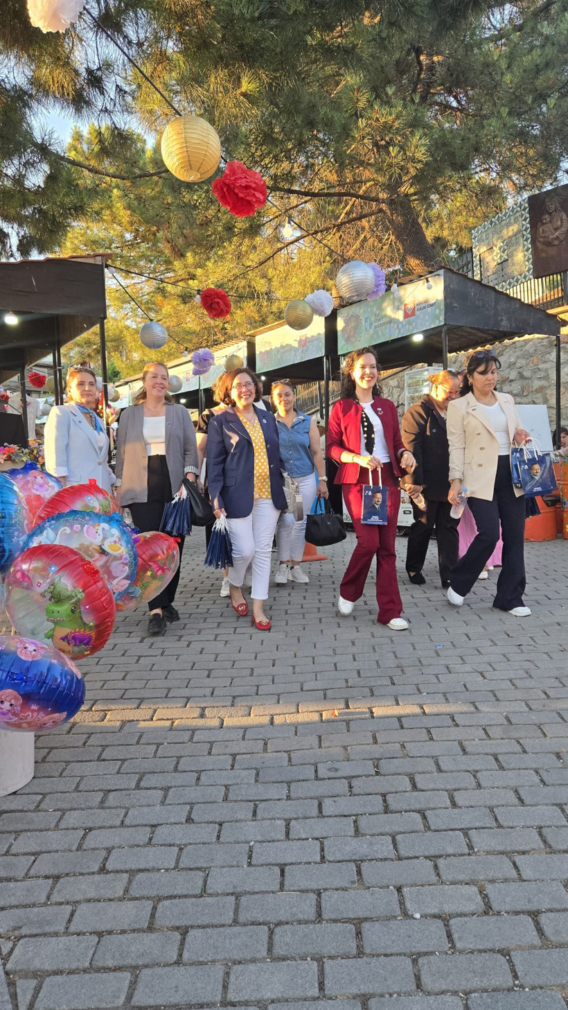 &Ouml;zge G&uuml;ler: Siyaset makam odalarında değil, milletin arasında yapılır! - Resim : 1