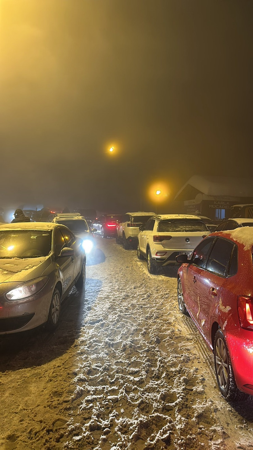 Kartepe yolu kapandı, yüzlerce kişi mahsur kaldı! - Resim : 1