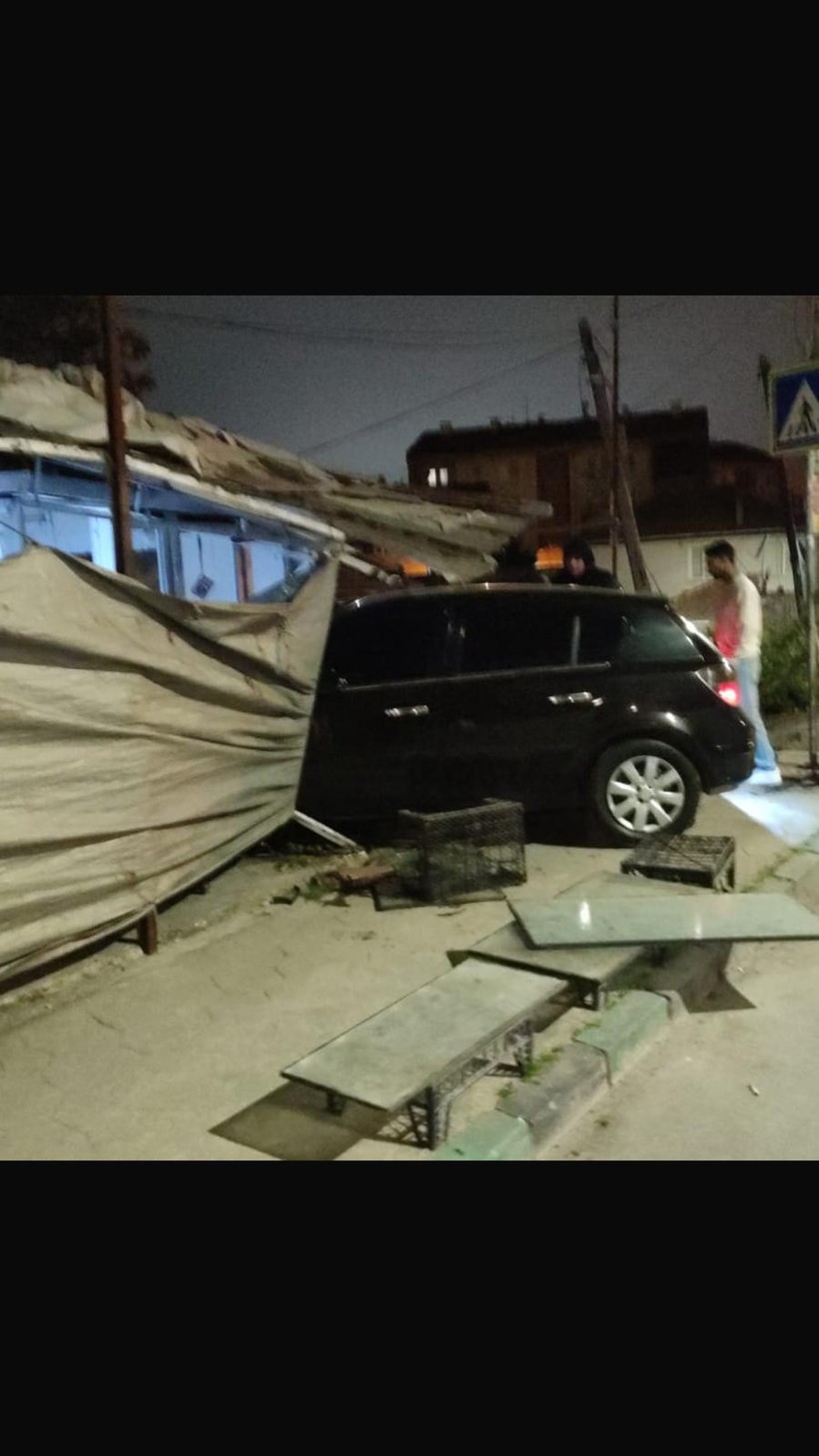 Kontrolden çıkan otomobil Kerem Erman’ın dükkanına girdi - Resim : 1