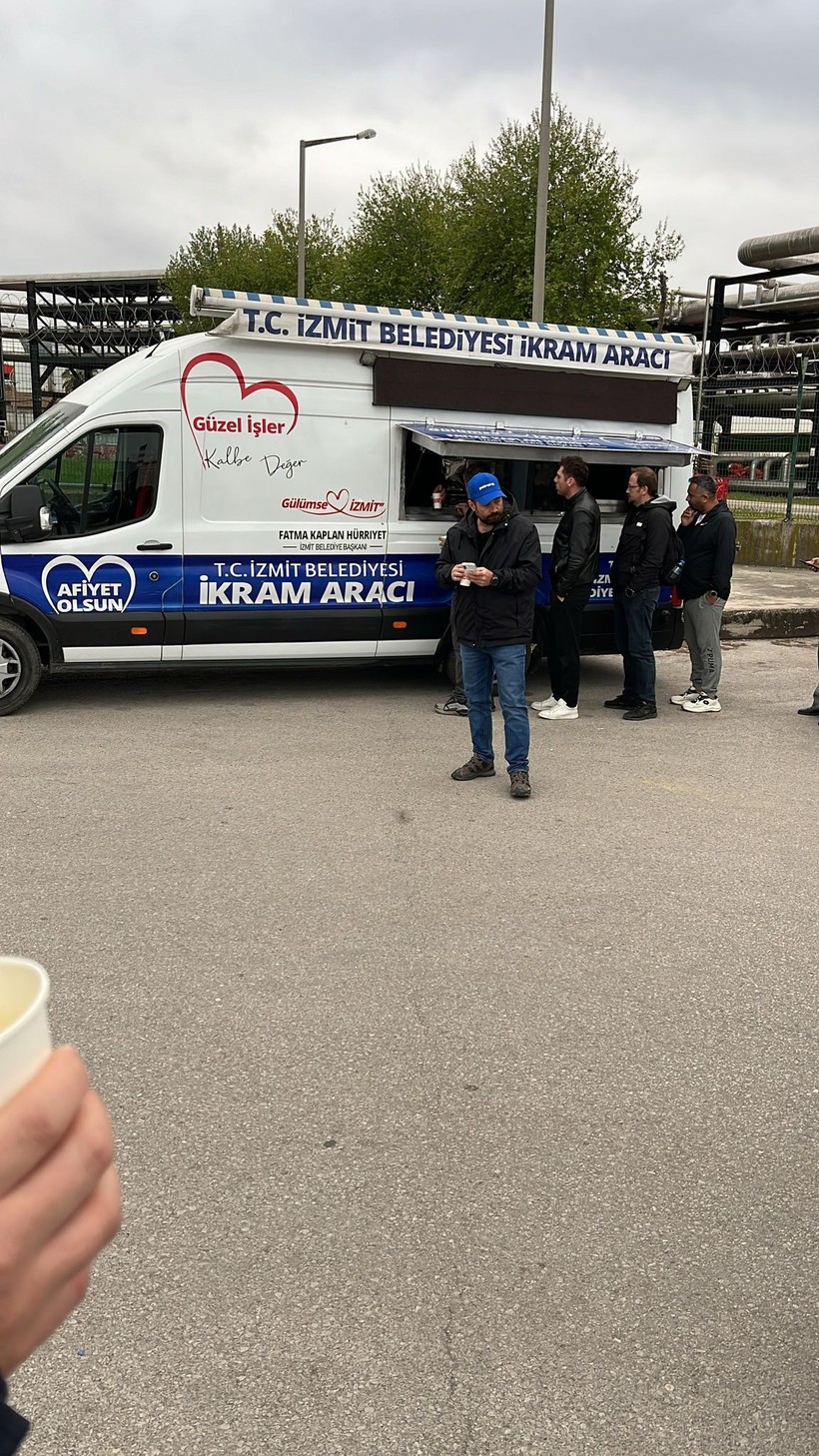 Belediyelerden Tüpraş işçisine destek… İzmit çorba, Derince su gönderdi! - Resim : 1