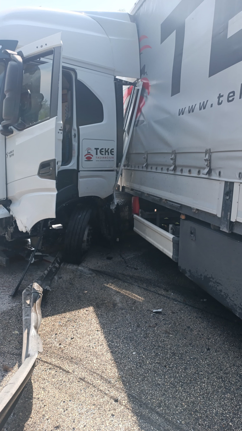 Sürücü kontrolü kaybetti; Kocaeli plakalı TIR bariyerlere çarptı! - Resim : 2