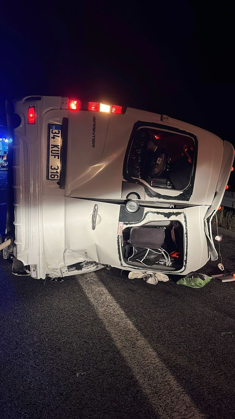 Minibüs devrildi, ölü yaralılar var - Resim: 6