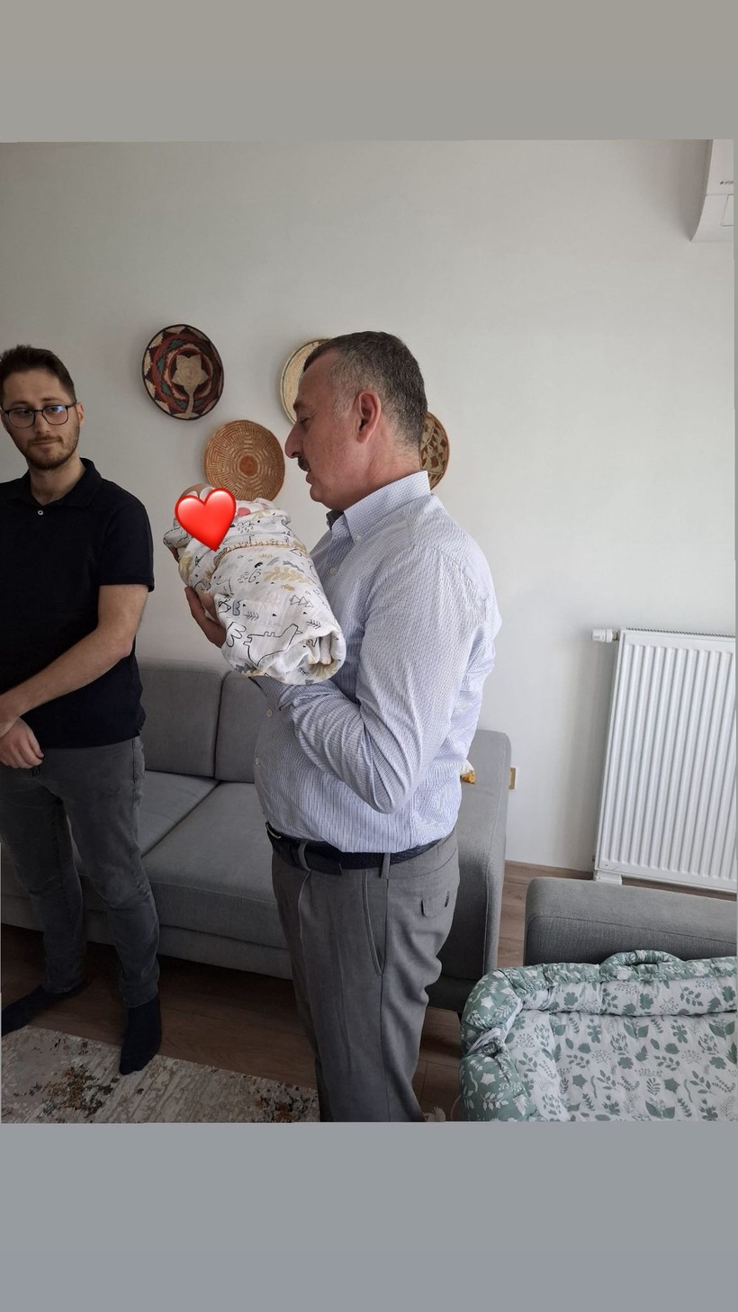 Tahir Büyükakın İpek ve Asya bebeğin kulağına ilk ezanı okudu - Resim : 1