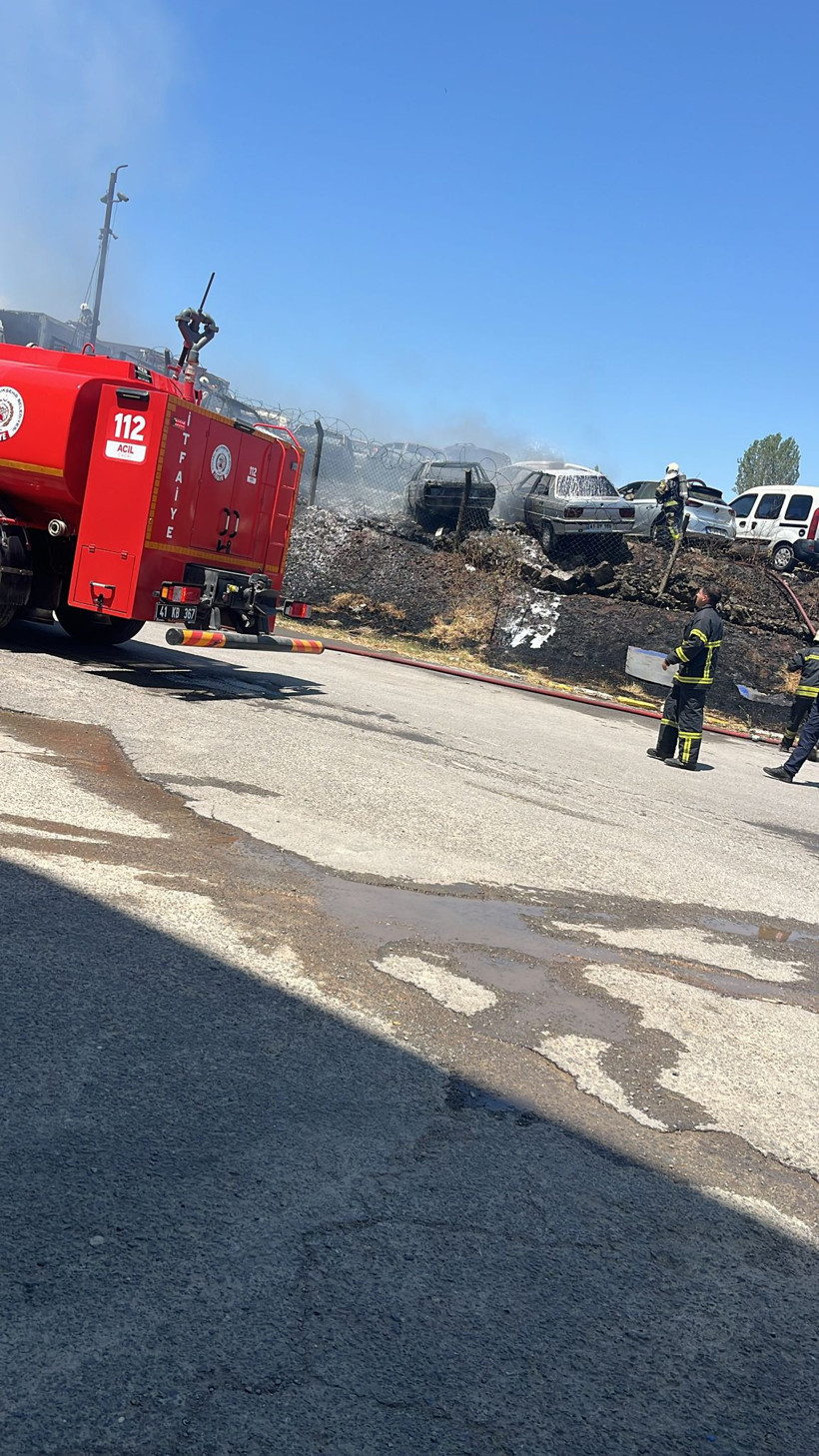 Yangın otoparka sıçradı, 10 araç yandı! - Resim : 2