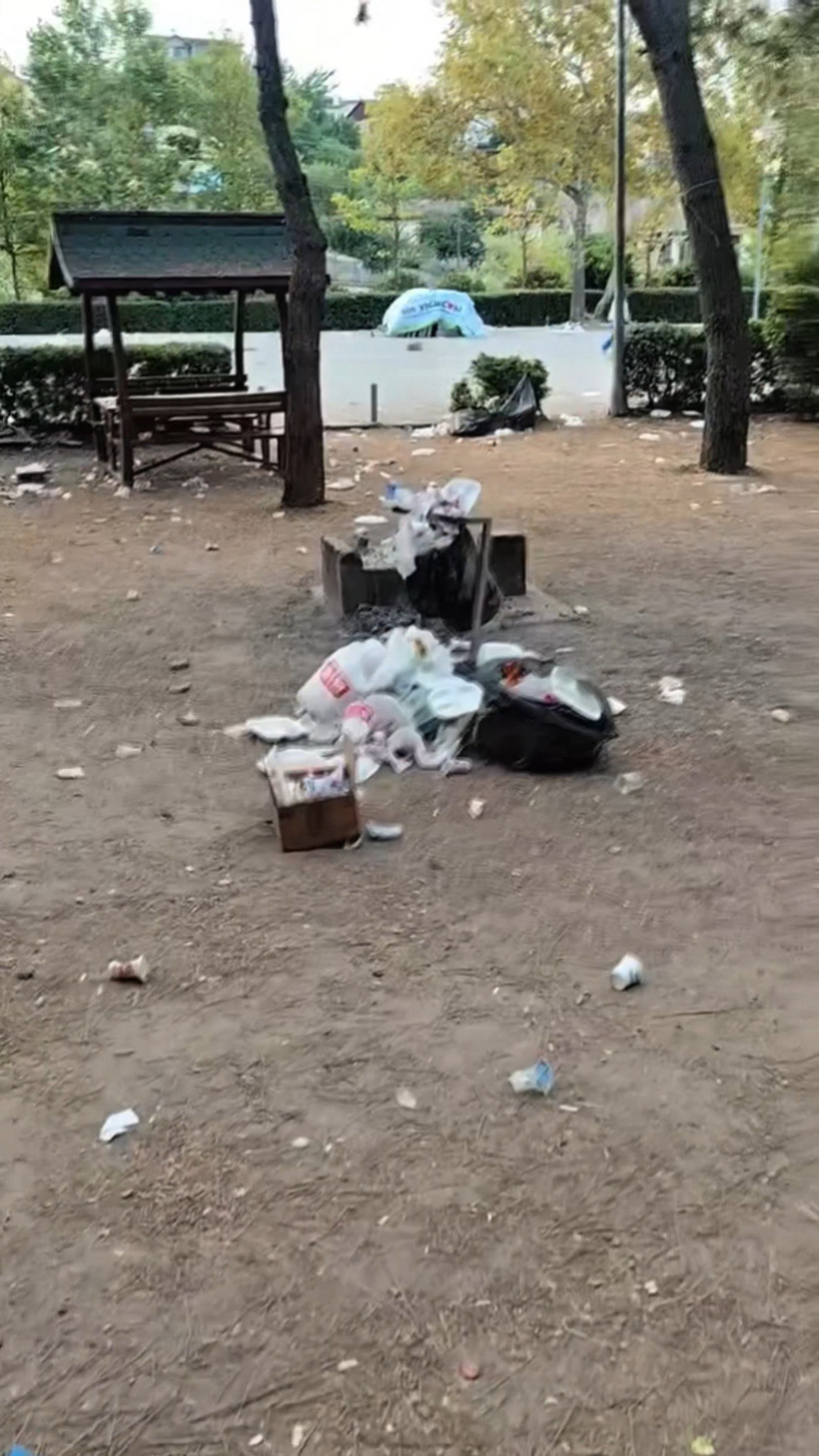 Tepki çeken davranış! Mesire alanında eğlendiler, çöpleri bırakıp gittiler! - Resim : 3