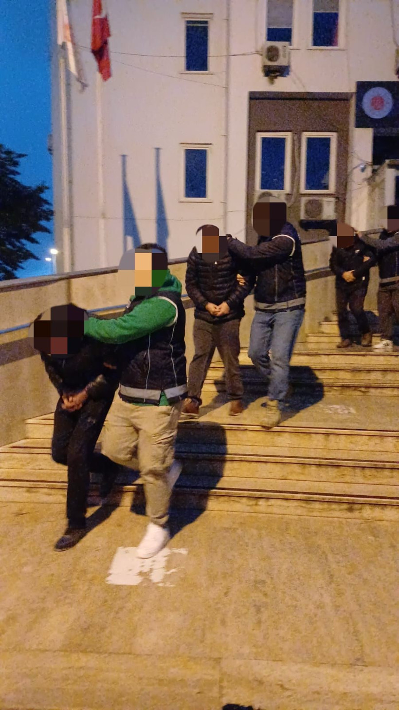 Kaçak göçmen taşıyorlardı... Yakayı ele verdiler! - Resim : 1