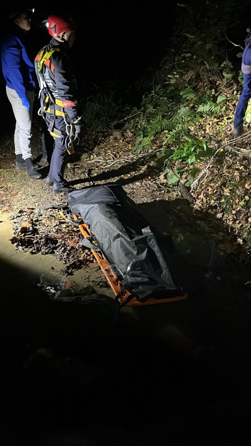 Tüfek ve kan izleri... Cesedi 150 metre aşağıda bulundu! - Resim : 1