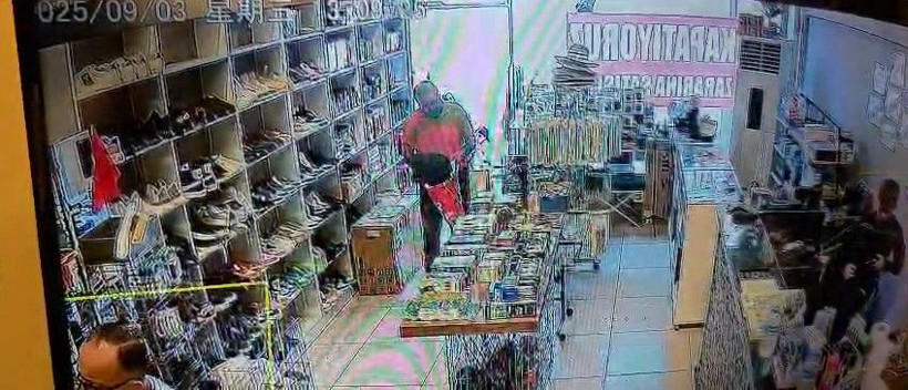 Müşteri gibi geldi hırsızlık yapıp çıktı! - Resim: 2