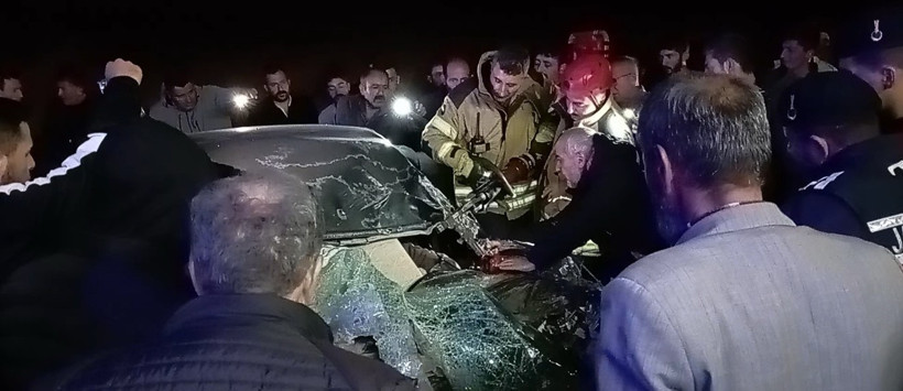 Otomobil hurda yığınına döndü: Sürücü araçta sıkıştı! - Resim : 1