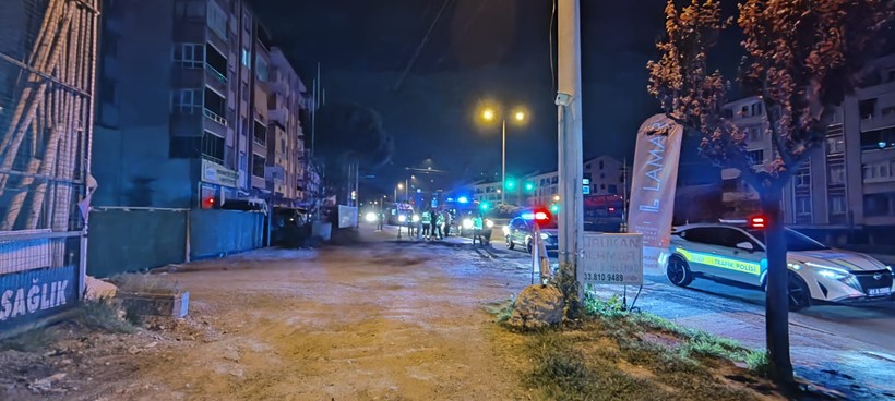 Ağaca çarpan motosikletteki iki kişi ölümden döndü - Resim : 2