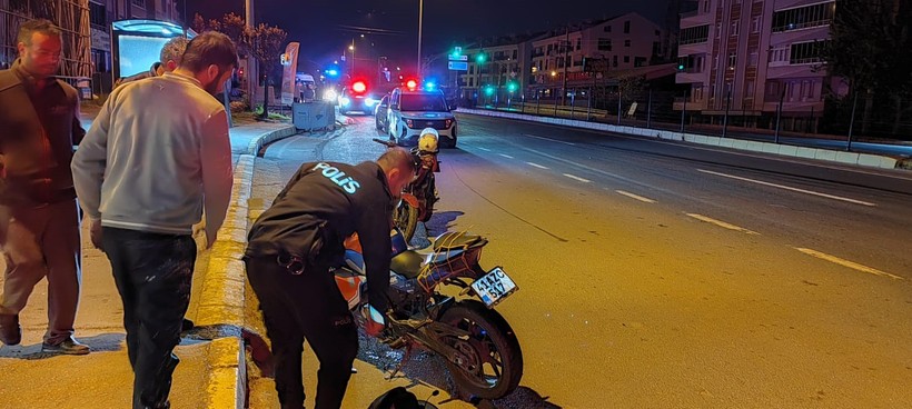 Ağaca çarpan motosikletteki iki kişi ölümden döndü - Resim : 3