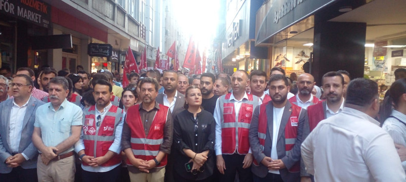 CHP İl Başkanlığı önünde toplandılar... Protesto sloganlar yükseliyor! - Resim : 1
