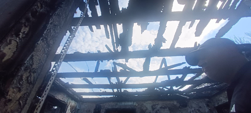 Alevlerin arasında kalan ev kullanılamaz hale geldi - Resim : 3