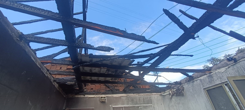 Alevlerin arasında kalan ev kullanılamaz hale geldi - Resim : 2