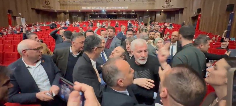 Büyükşehir Meclisinde tansiyon yükseldi! - Resim : 2