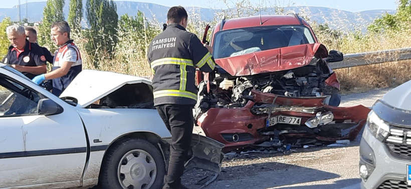 Yürek burkan kaza! İki araç kafa kafaya çarpıştı... - Resim : 1