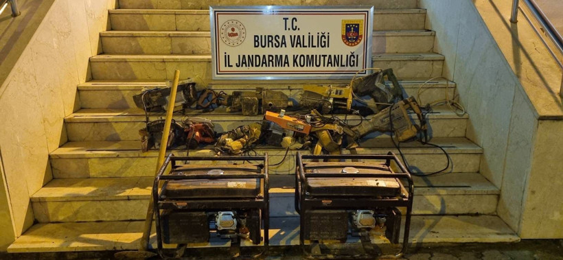 Orhangazi'de kaçak kazı yapan 7 kişi kıskıvrak yakalandı - Resim : 1