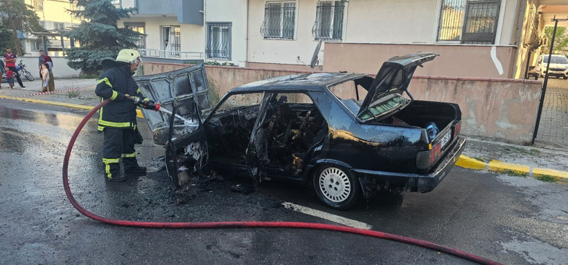 Sürücü tehlikeyi fark etti... Aracı alev topuna döndü! - Resim : 1