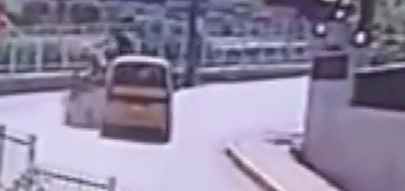 Taksi ile motosiklet kafa kafaya çarpıştı! - Resim : 1