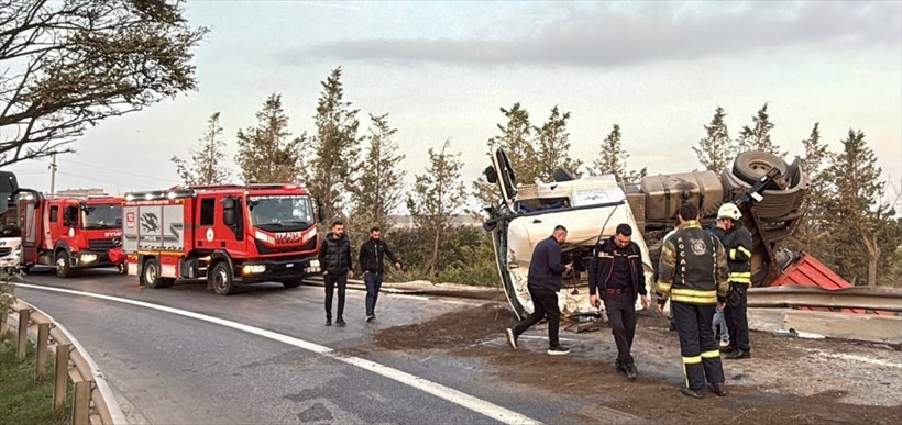 Anadolu Otoyolu'nda korkutan kaza! TIR devrildi! - Resim : 1
