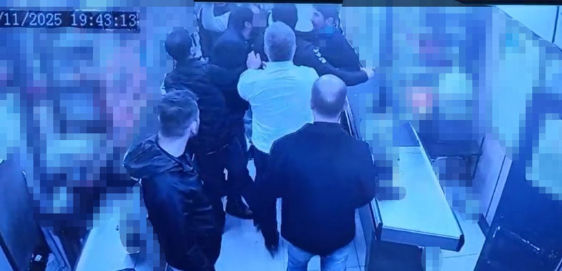 Markette "şeker dökme" diye uyarınca darbedildi: O anlar kamerada - Resim : 1