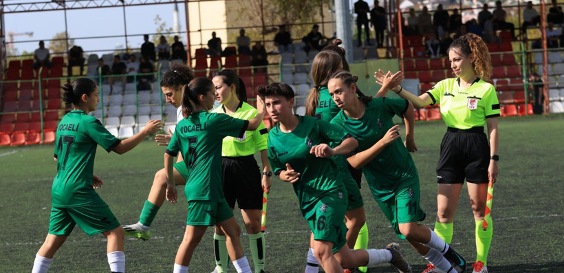 Bizim kızlar derbiyi bekliyor! - Resim : 2