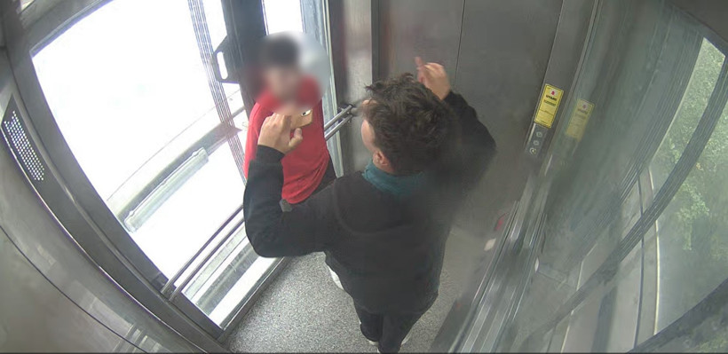 Ne istiyorsunuz asansörlerden? Asansörün kabinini tekmeledi! - Resim : 1